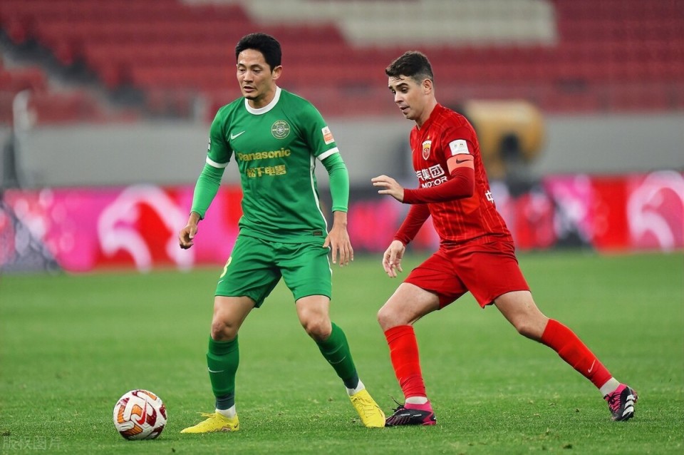 九游体育-窗口期体能课后，埃因霍温更衣室发声备战亚冠，态度坚定，赛程密集仍需轮换(欧冠尤文图斯vs埃因霍温)